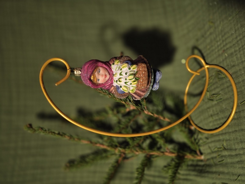 девочка с подснежниками