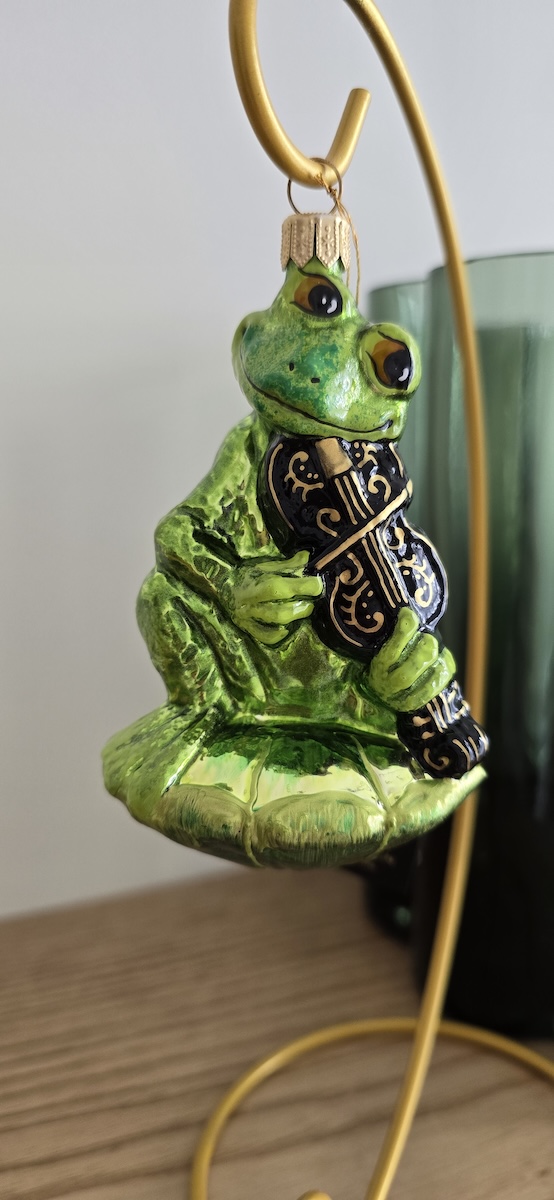 лягушка со скрипкой